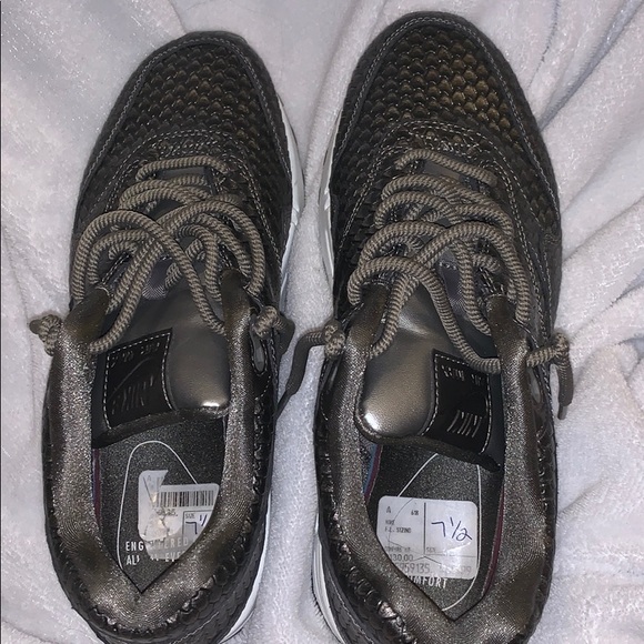 Nike air maxes - Picture 2 of 3